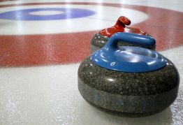 Kuva: Felix from Canada (Curling stone) [CC BY-SA 2.0 (http://creativecommons.org/licenses/by-sa/2.0)], via Wikimedia Commons